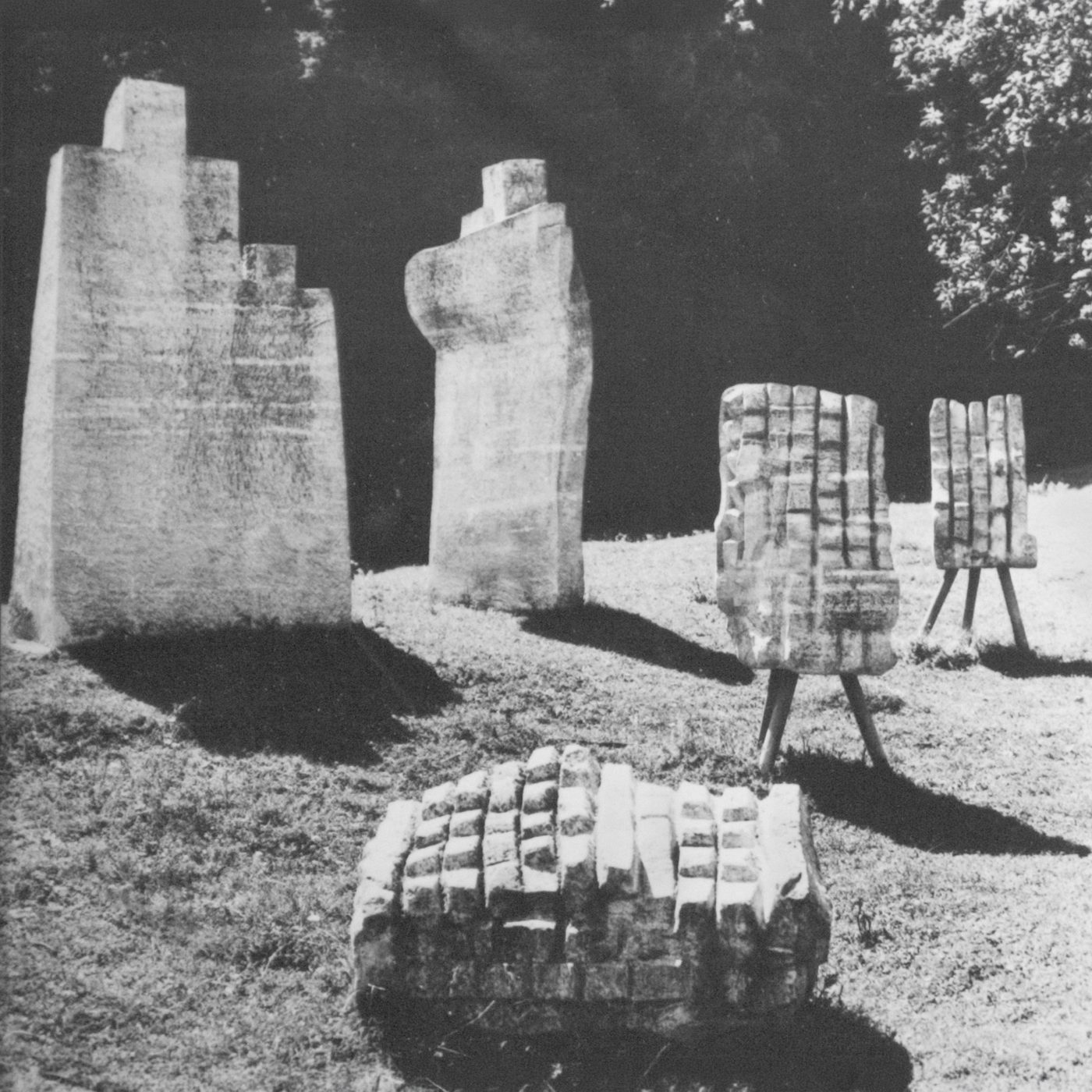 Sculpturi în piatră din ciclul Tați și fii, în grădina din Băneasa, 1978