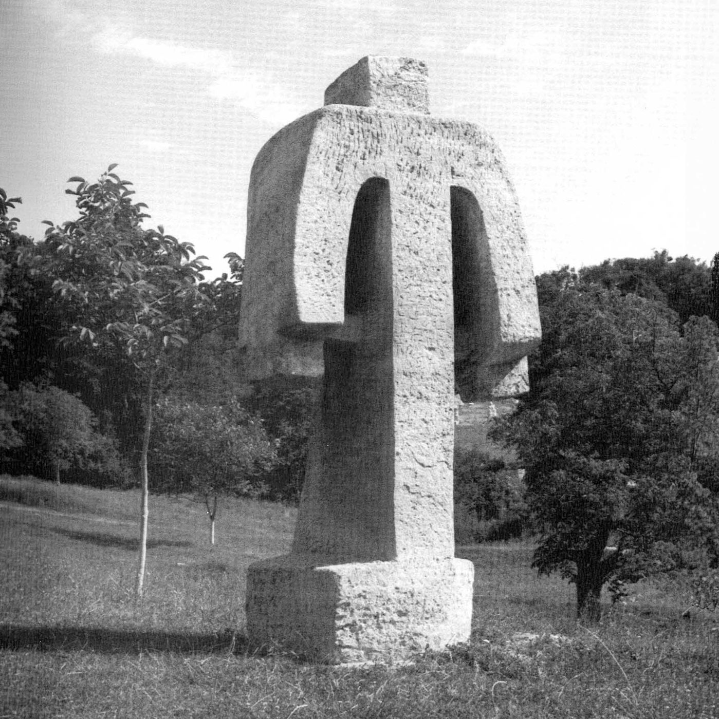 Sculptura în piatră Tată și fiu, Măgura, 1970