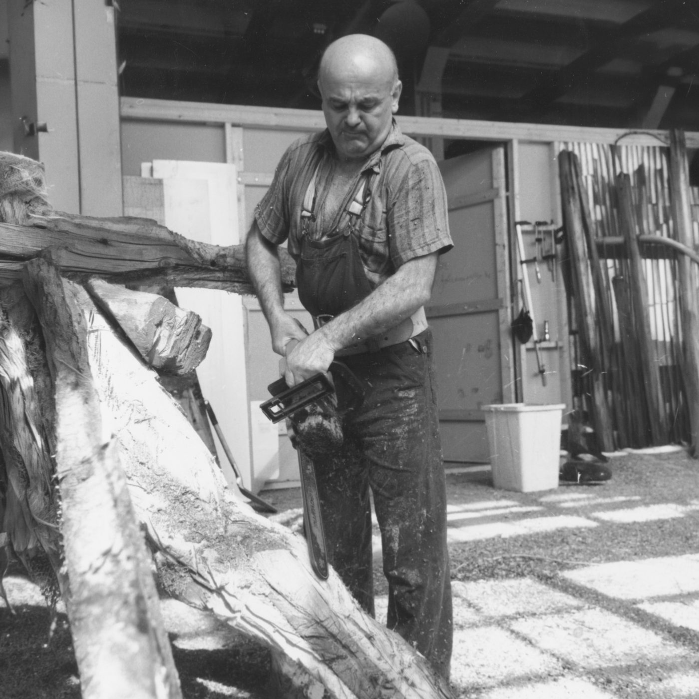 George Apostu lucrând în atelier, Orluc, Limousin, Franța, 1986