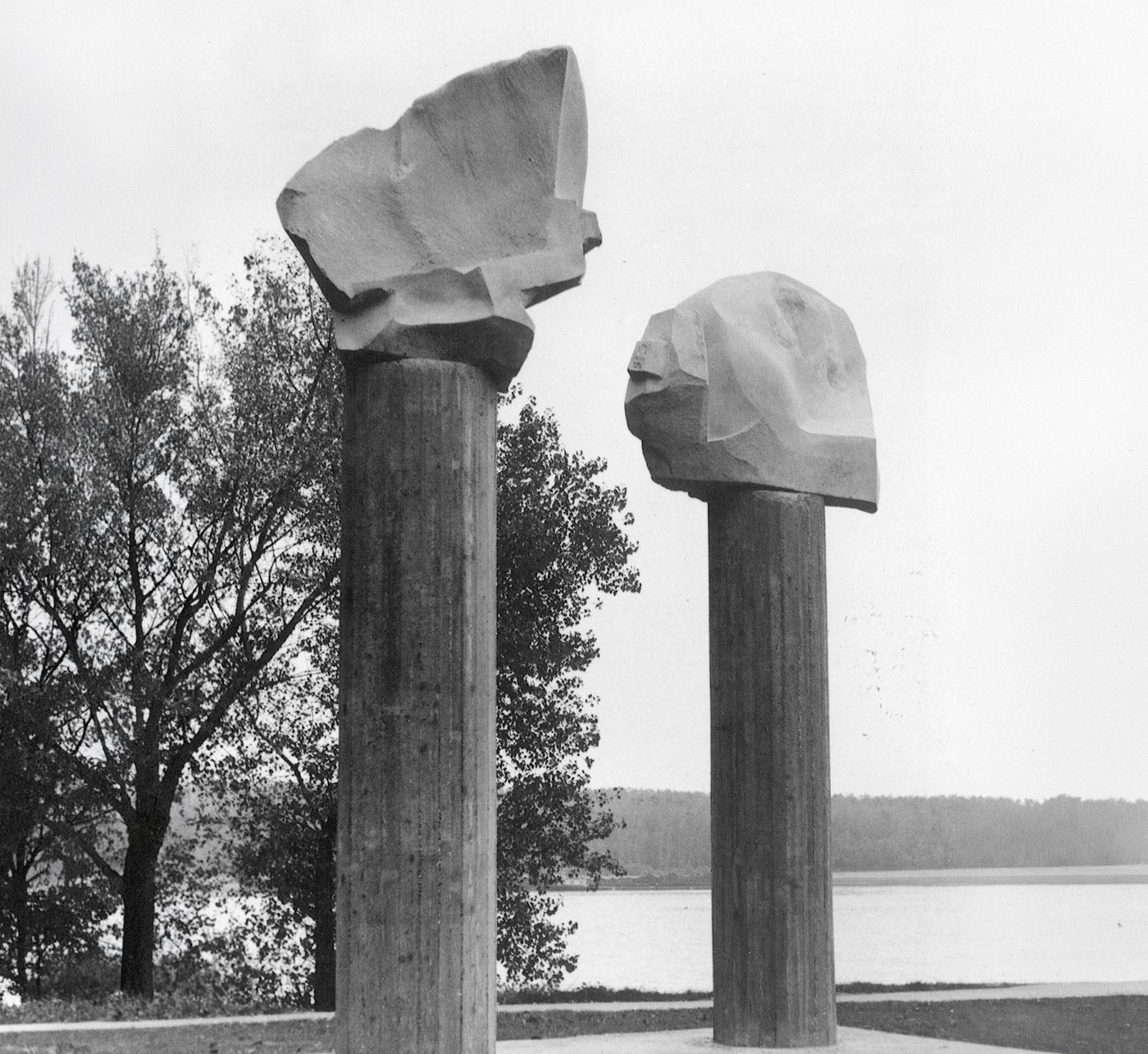 Sculptura în piatră Păsări de foc, Brăila, 1981