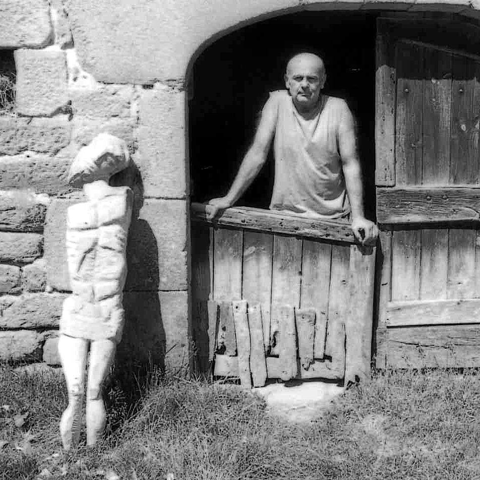 George Apostu în ușa atelierului, lângă o sculptură, Orluc, Limousin, Franța, 1986