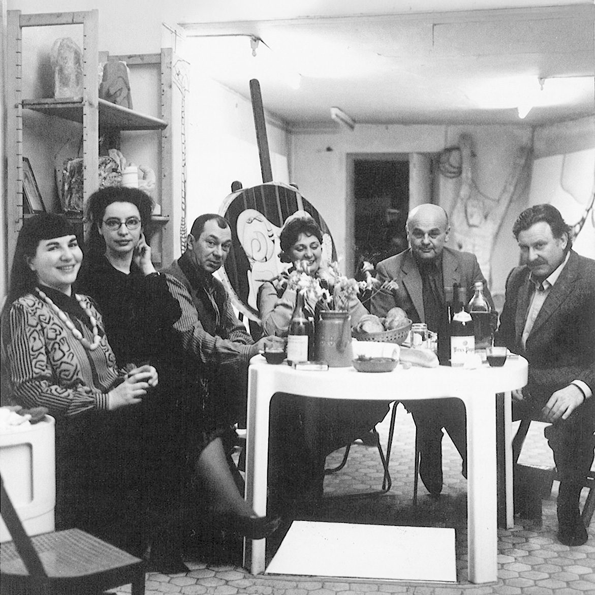 George Apostu cu prieteni în atelierul de la Paris, 1982
