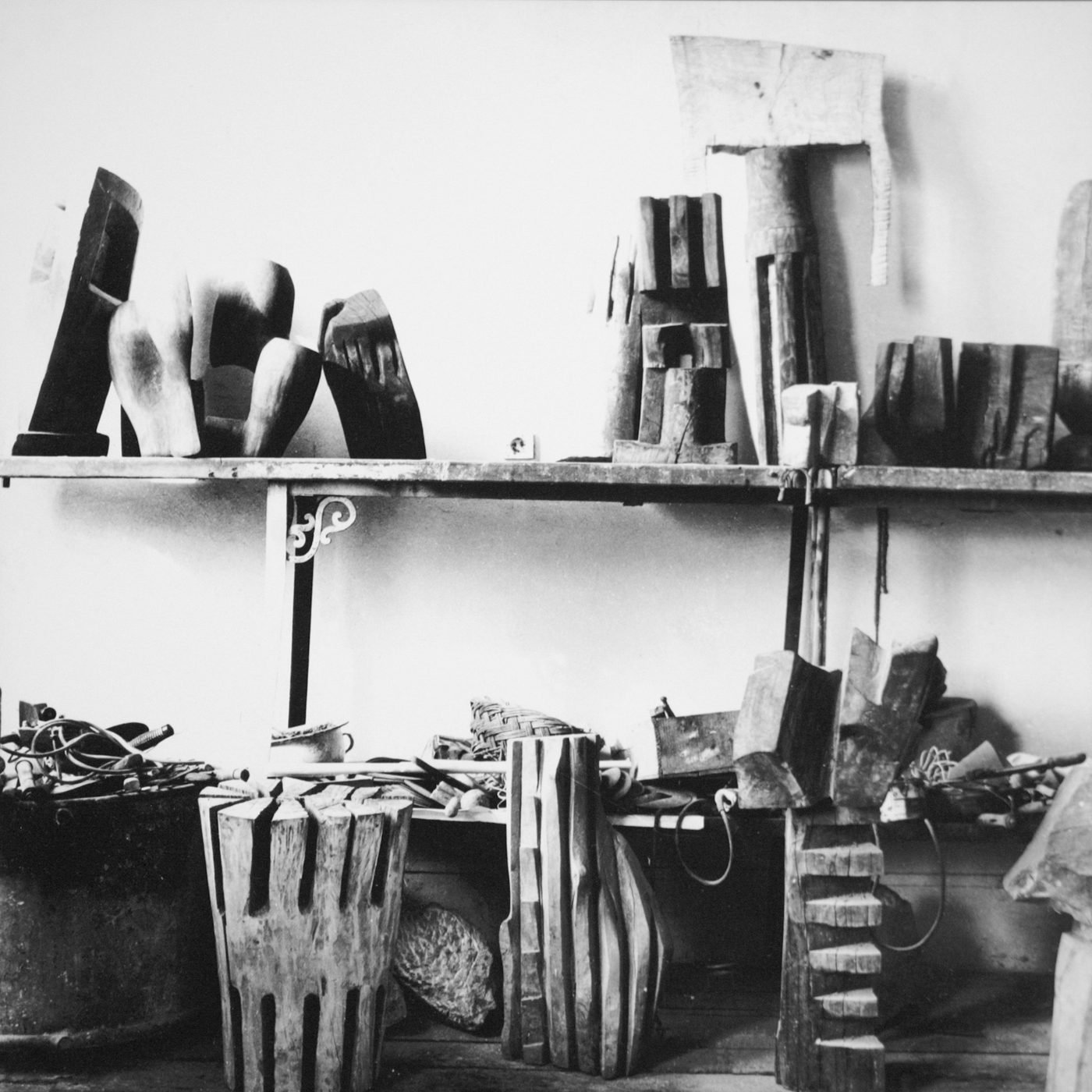 Sculpturi pe rafturi în atelierul din strada Bateriilor, 1978