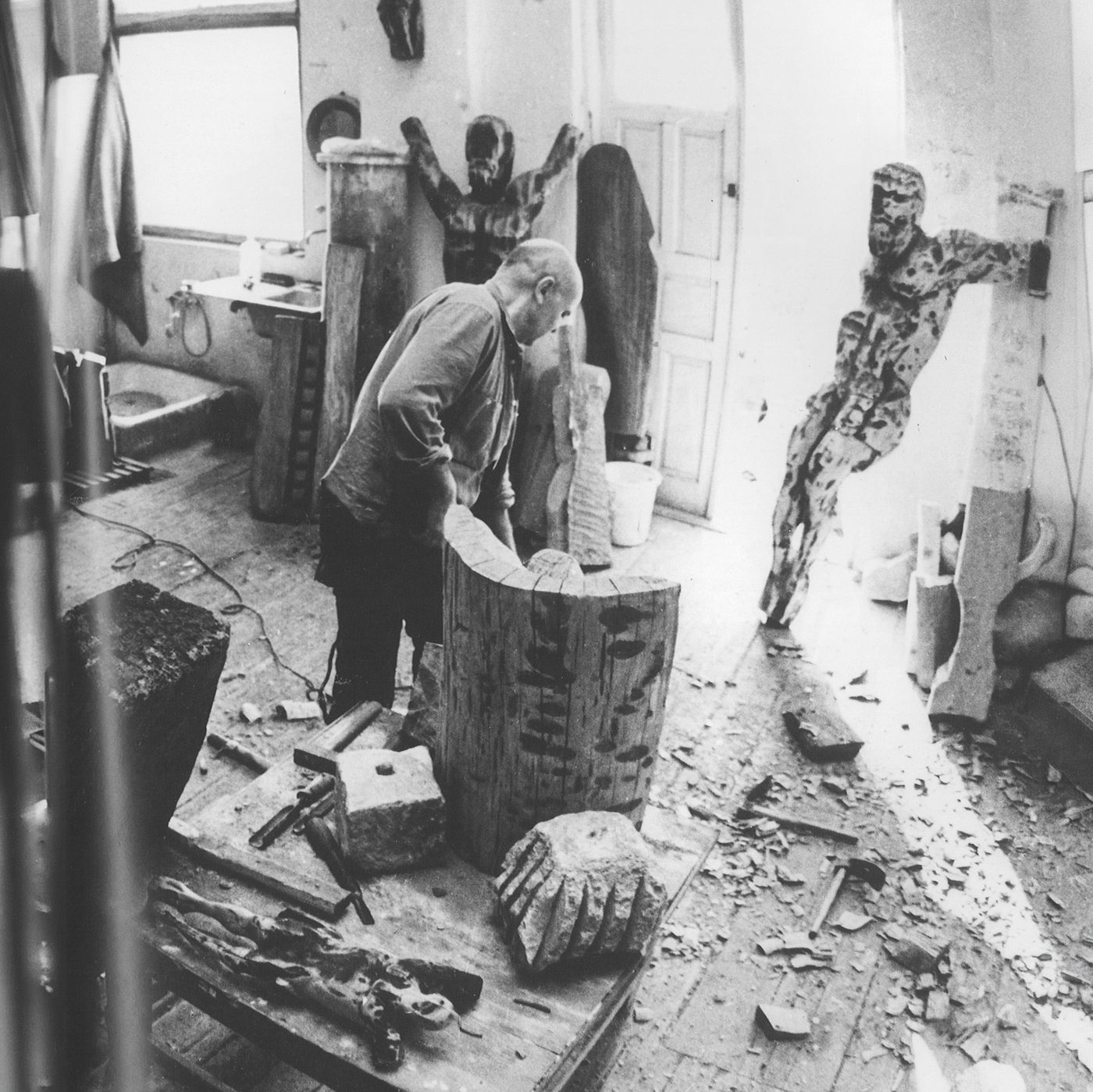 George Apostu lucrând în atelierul din strada Bateriilor, 1978