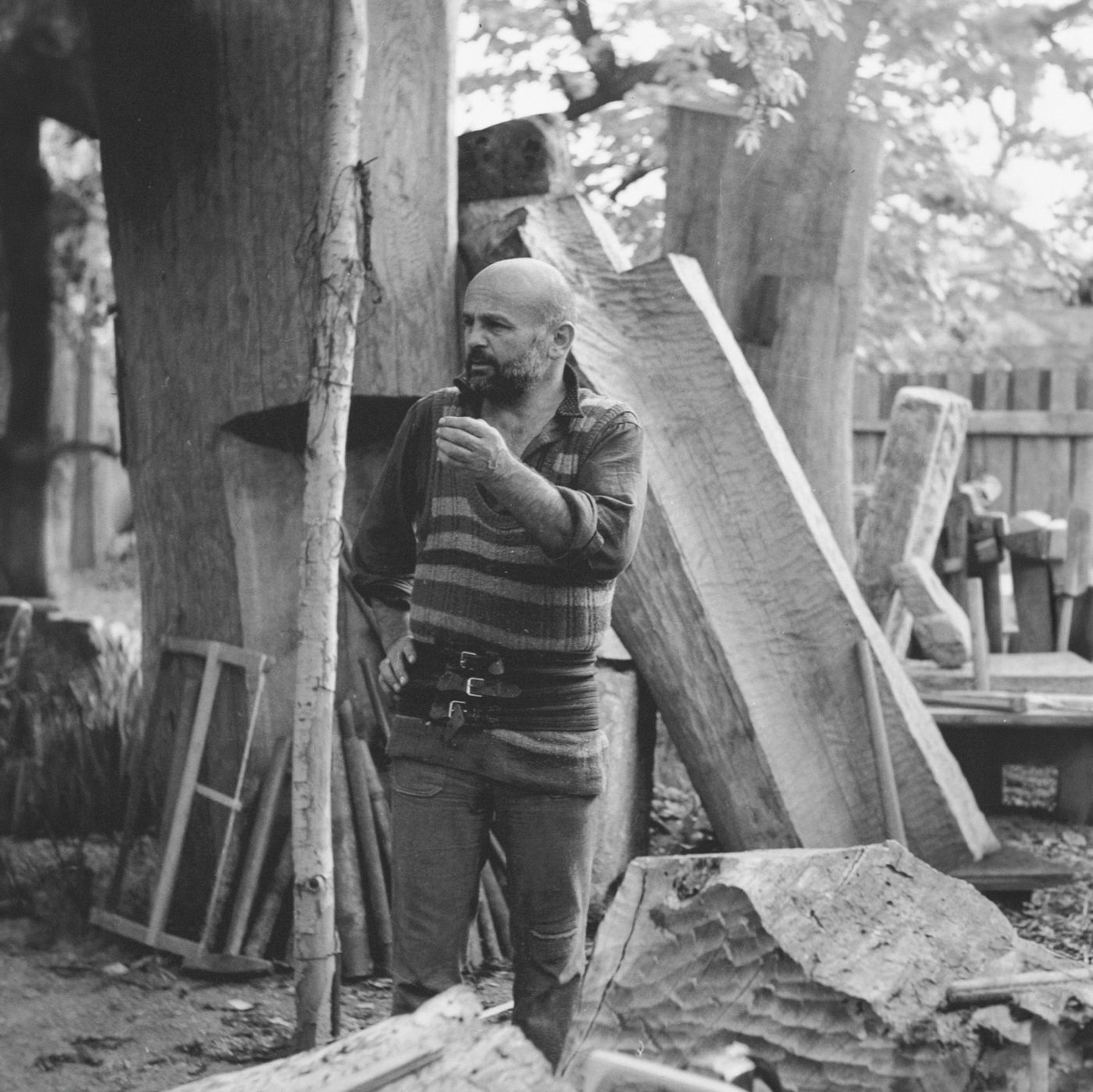 George Apostu printre sculpturi în grădina din Băneasa, 1974