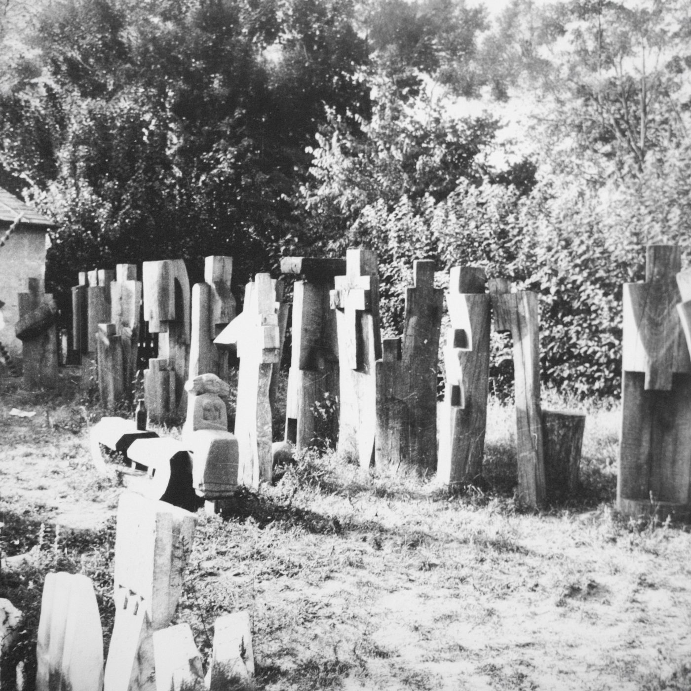 Prima grupare de sculpturi Tați și fii în grădina din strada Marinarilor, 1969