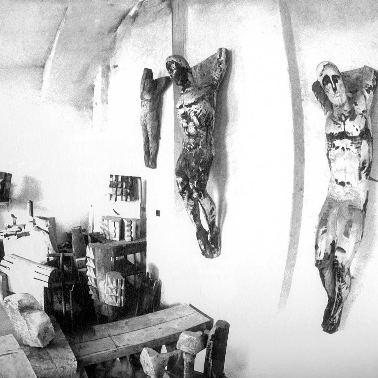 Sculpturi Cristi pe peretele atelierului din strada Bateriilor, 1978