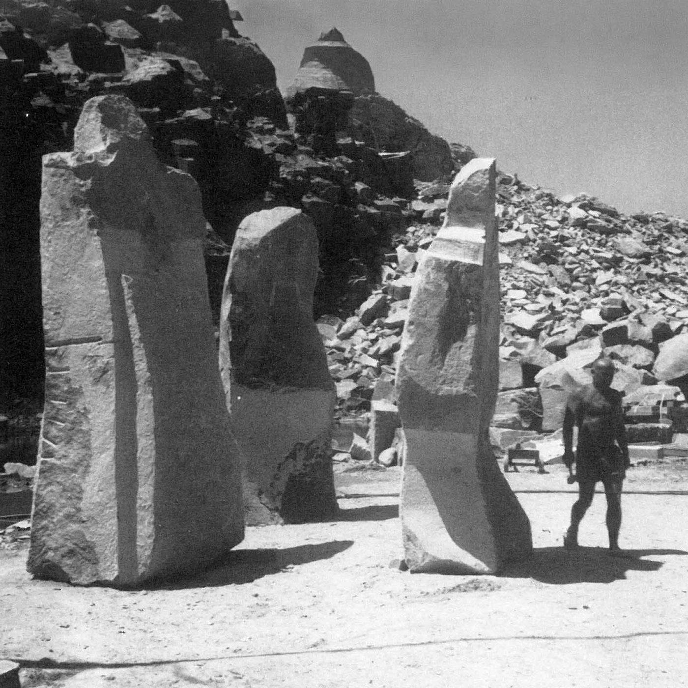 George Apostu lucrând la sculpturi în piatră Tați și fii, în cariera Chaumeil, Limousin, Franța, 1985