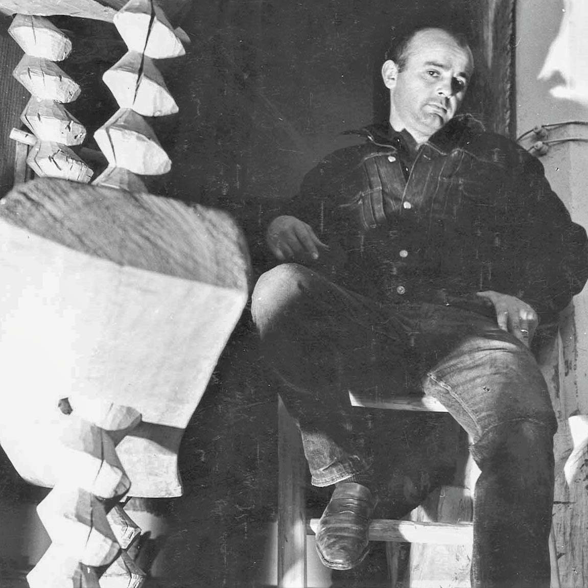 George Apostu în atelier, lângă un fragment din Fluturi