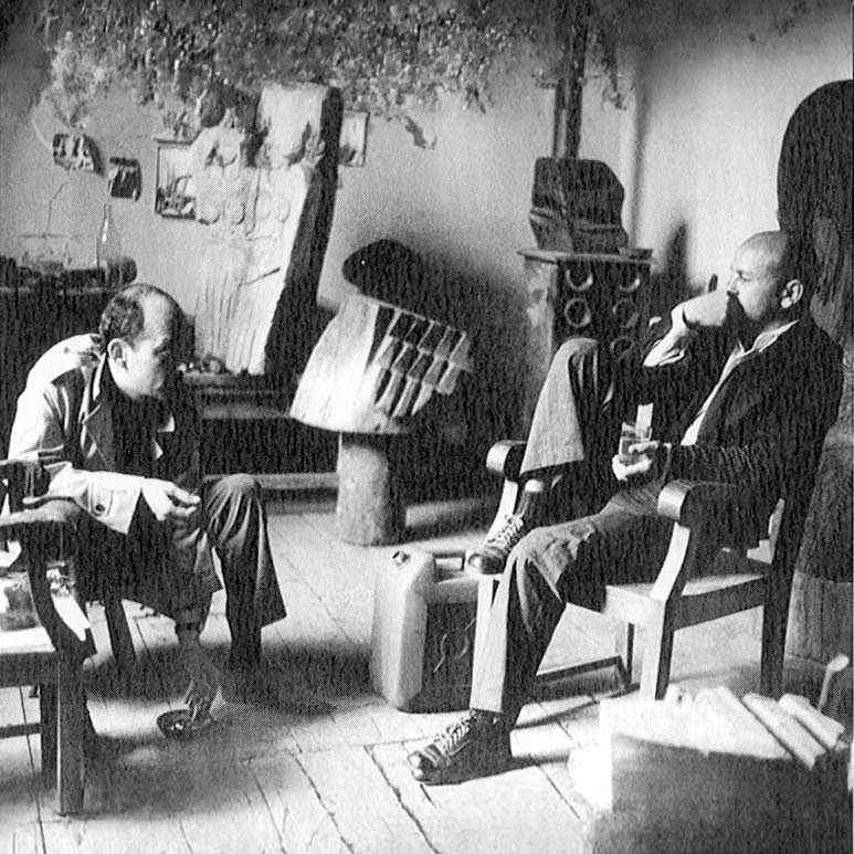George Apostu împreună cu sculptorul Constantin Popovici în atelier, 1973