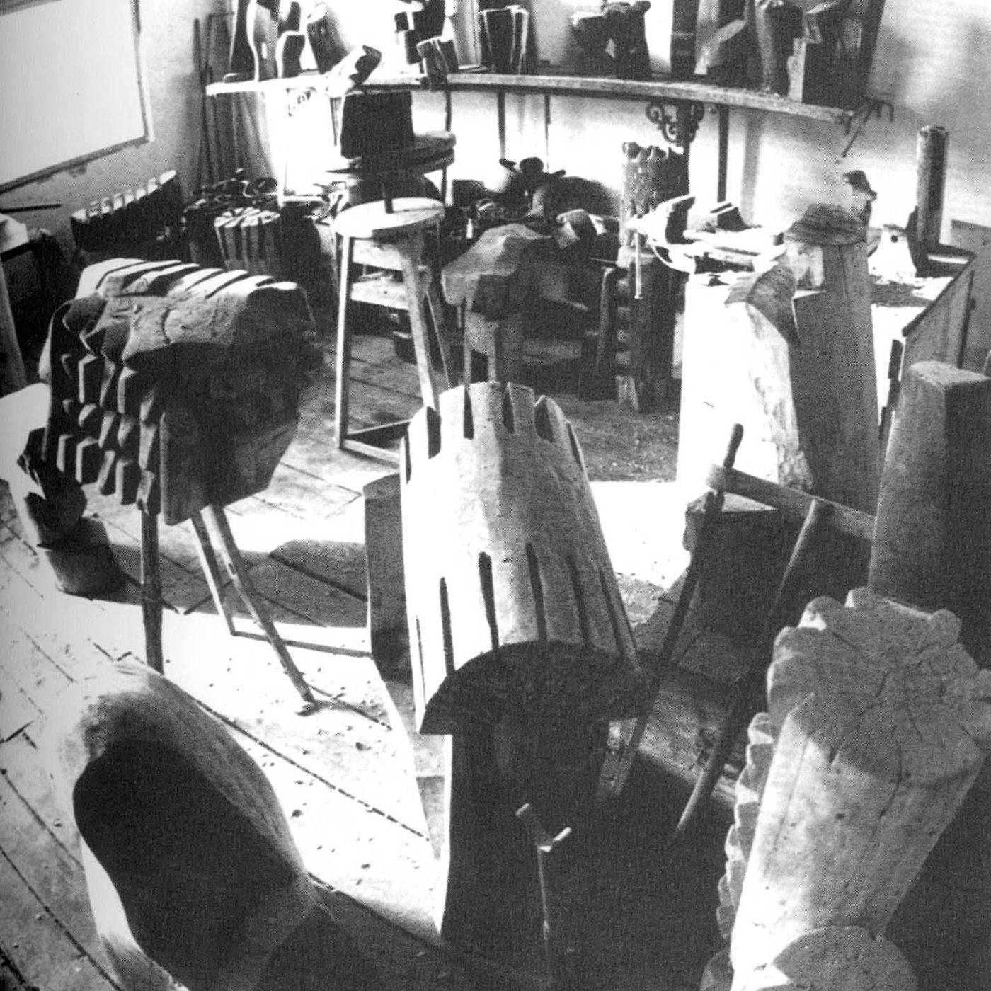 Sculpturi în lucru în atelierul din strada Bateriilor, 1978