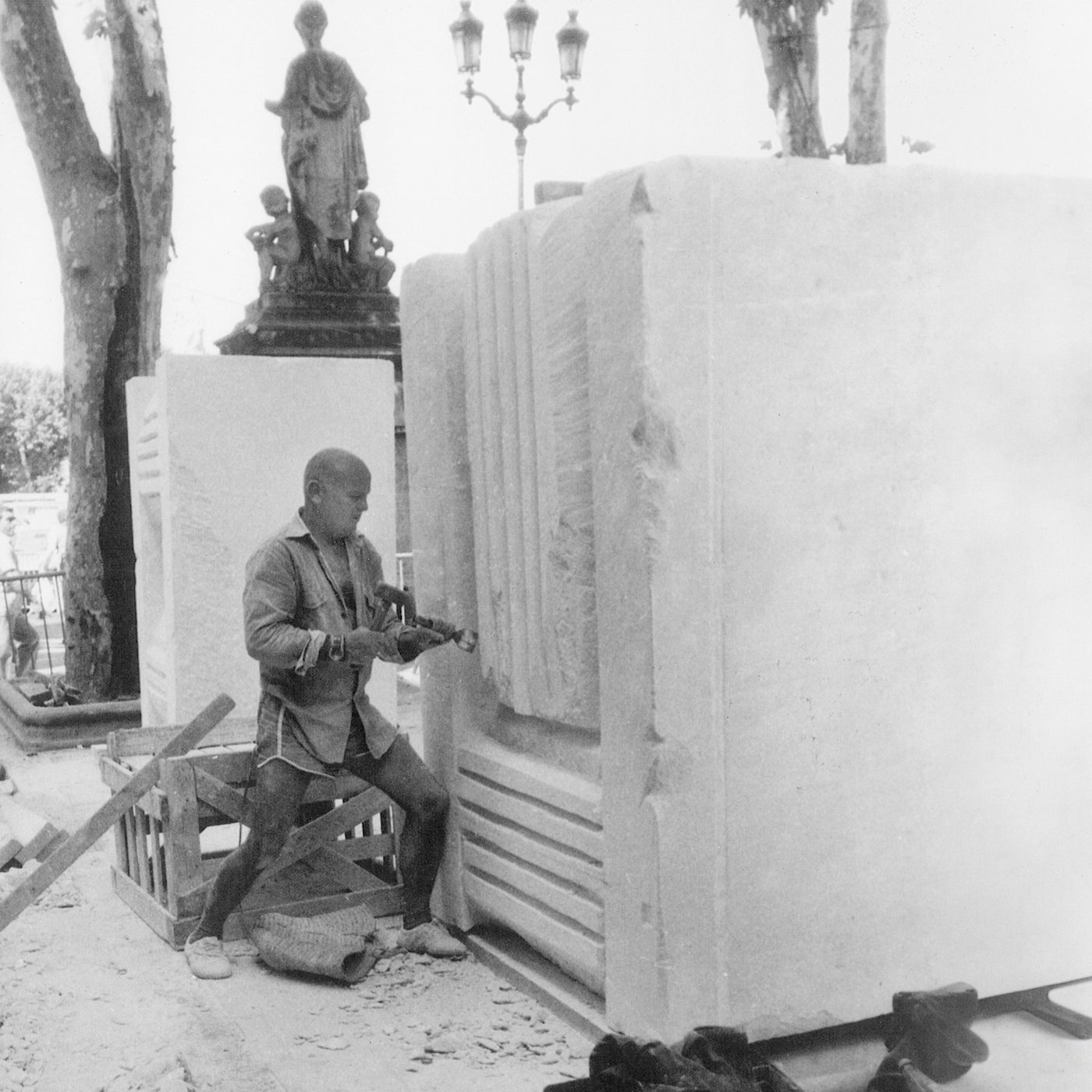 George Apostu lucrând la un bloc de piatră, Aix-en-Provence, Franța, 1985