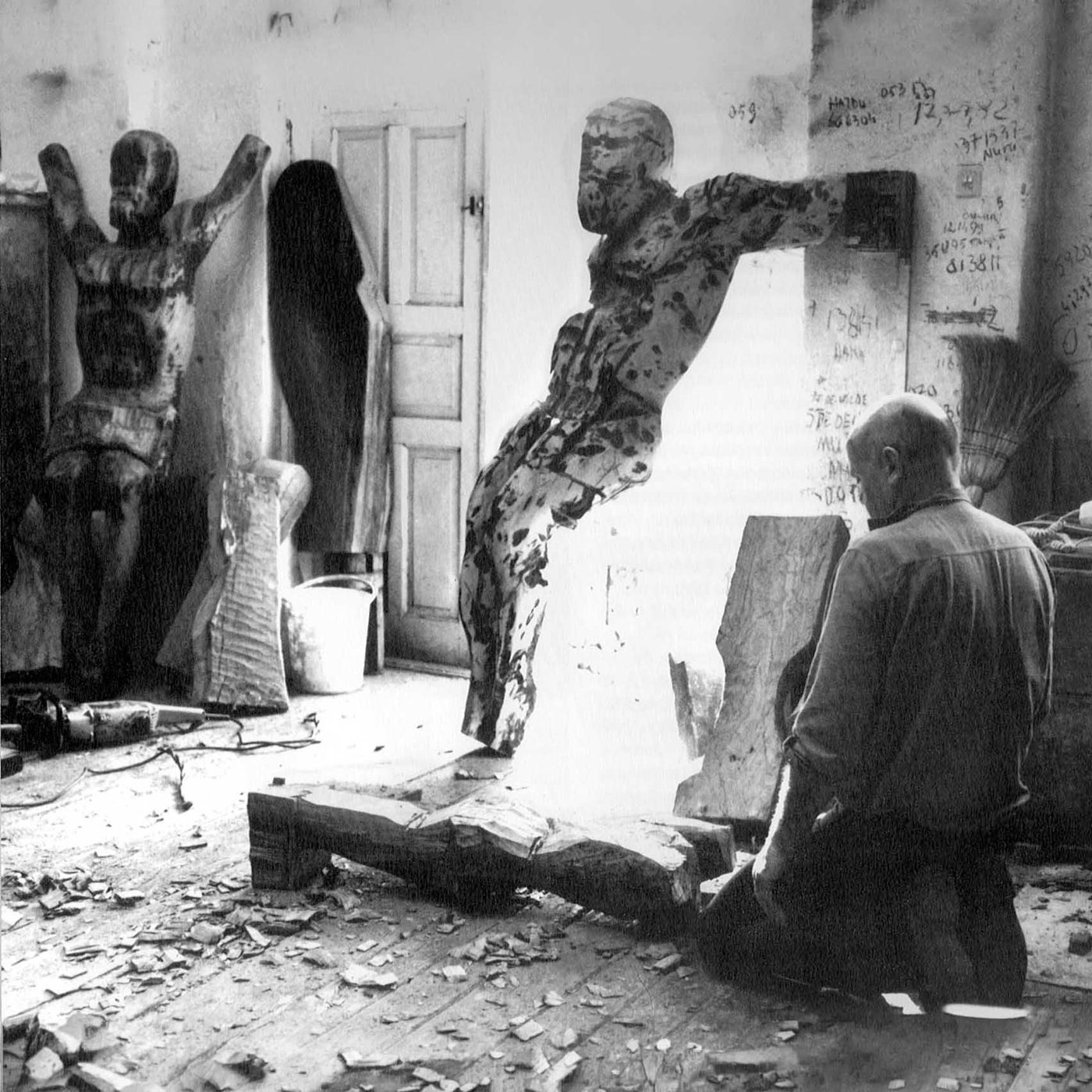 George Apostu lucrând la o sculptură în lemn în atelierul din strada Bateriilor, 1978