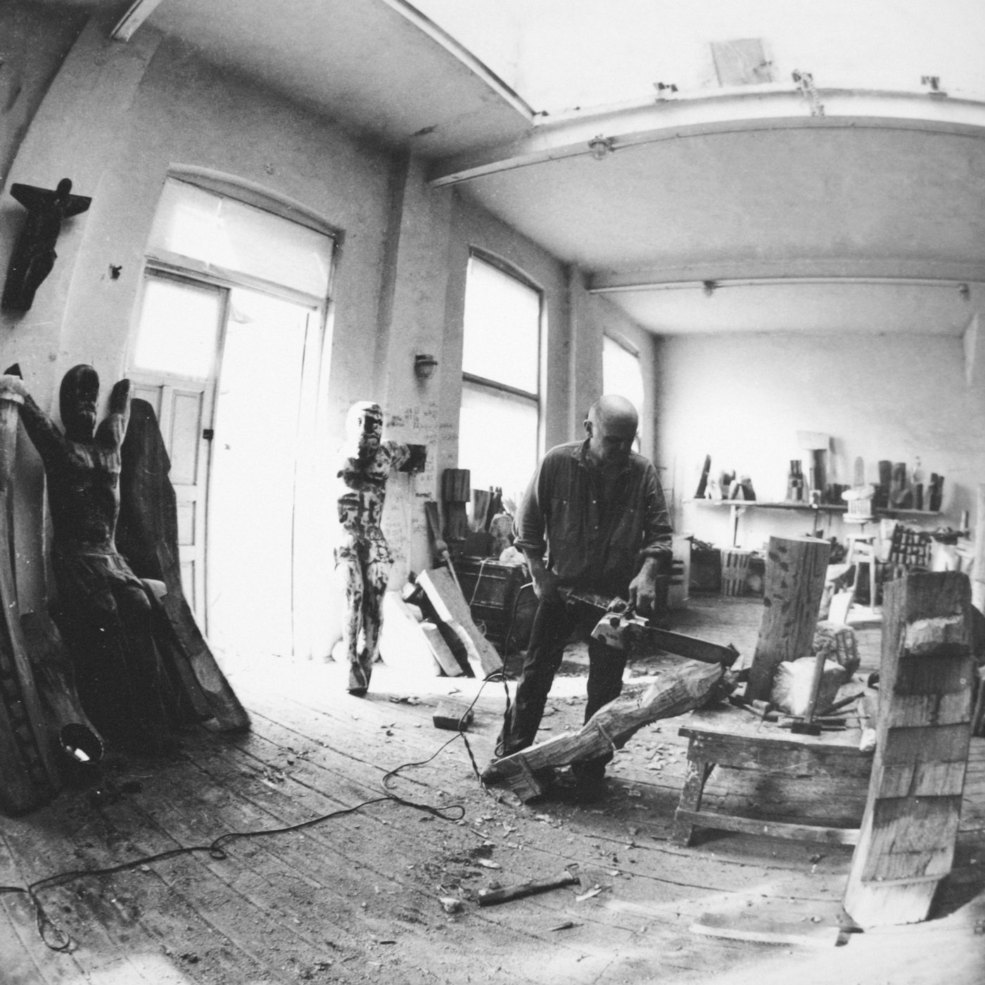 Vedere de ansamblu a atelierului din strada Bateriilor, cu George Apostu la lucru, 1978