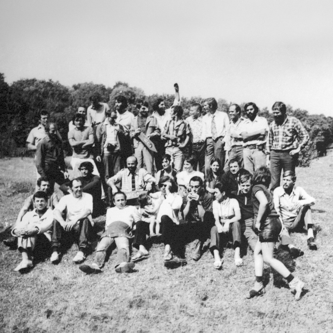 George Apostu împreună cu participanții la tabăra de sculptură de la Măgura, 1970