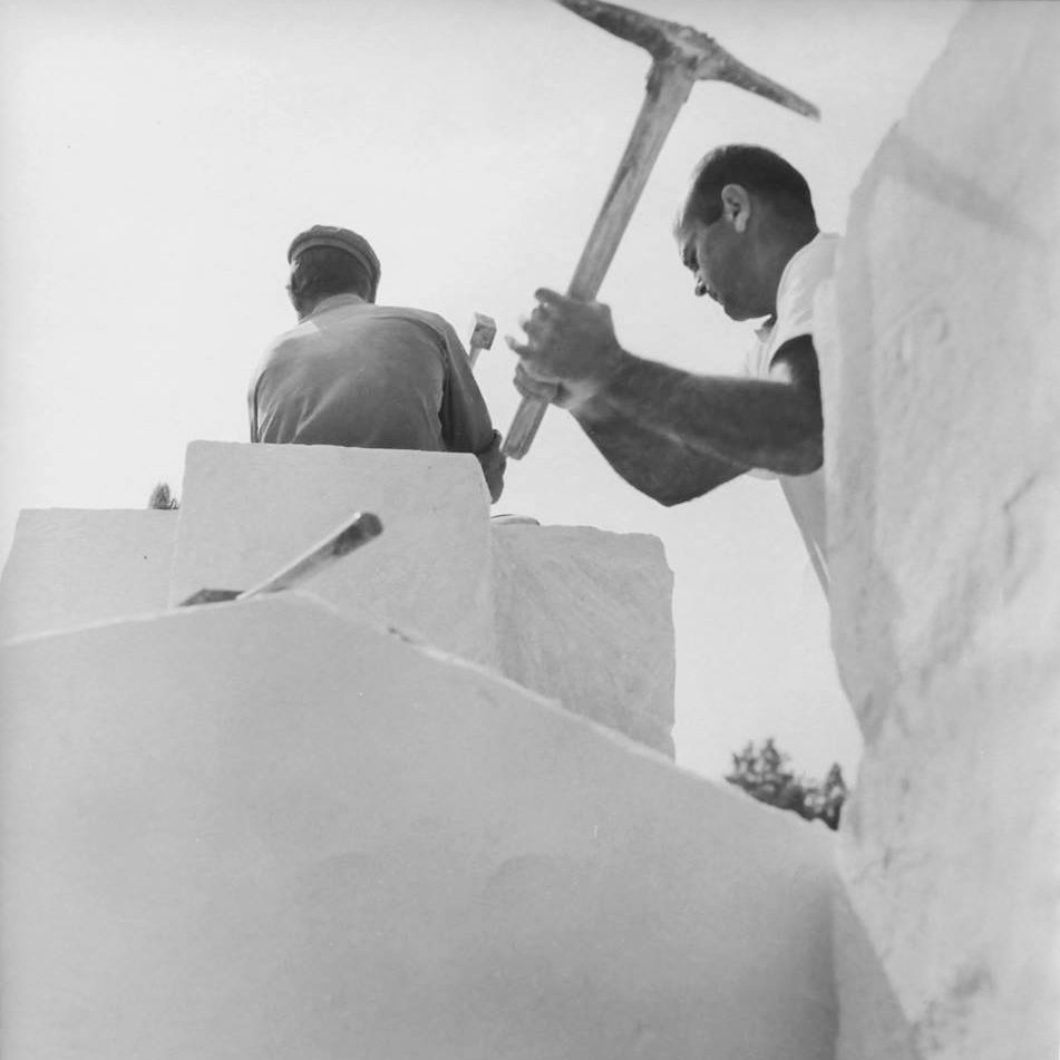 George Apostu și Napoleon Tiron lucrând în piatră în tabăra de sculptură de la Măgura, 1970