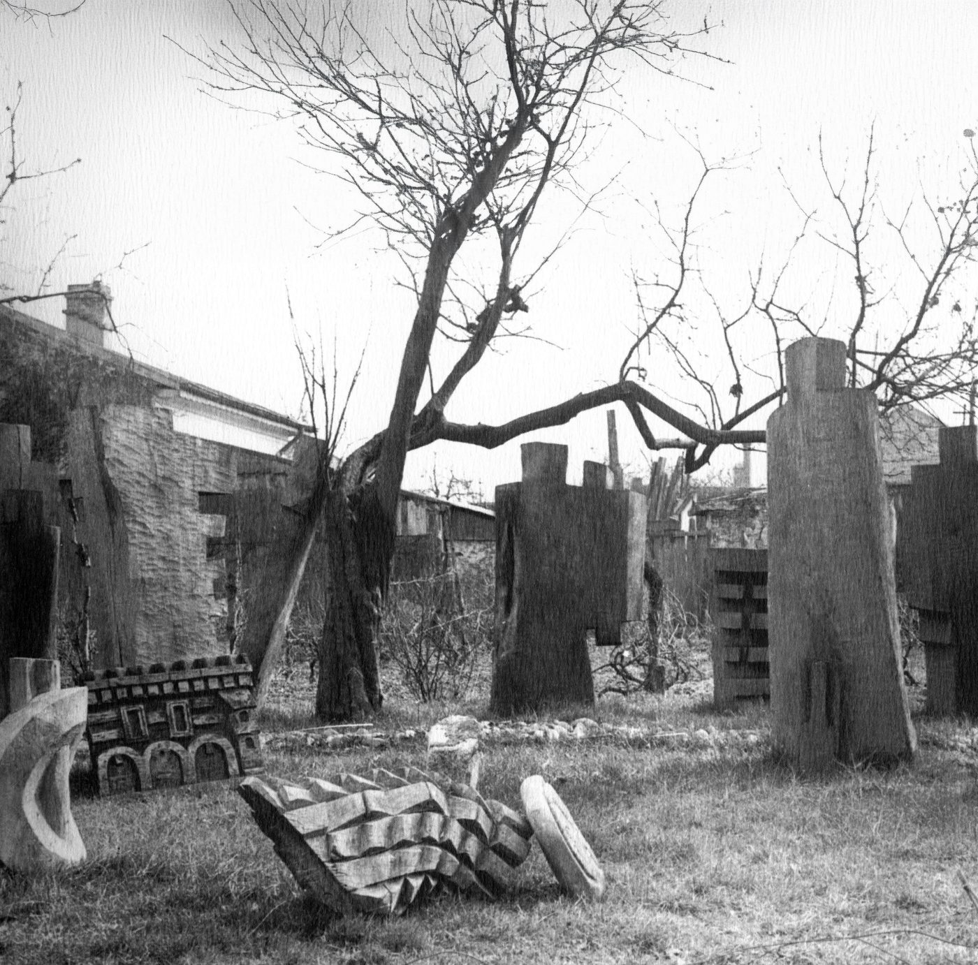 Sculpturi în lemn în grădina de la Băneasa, 1973