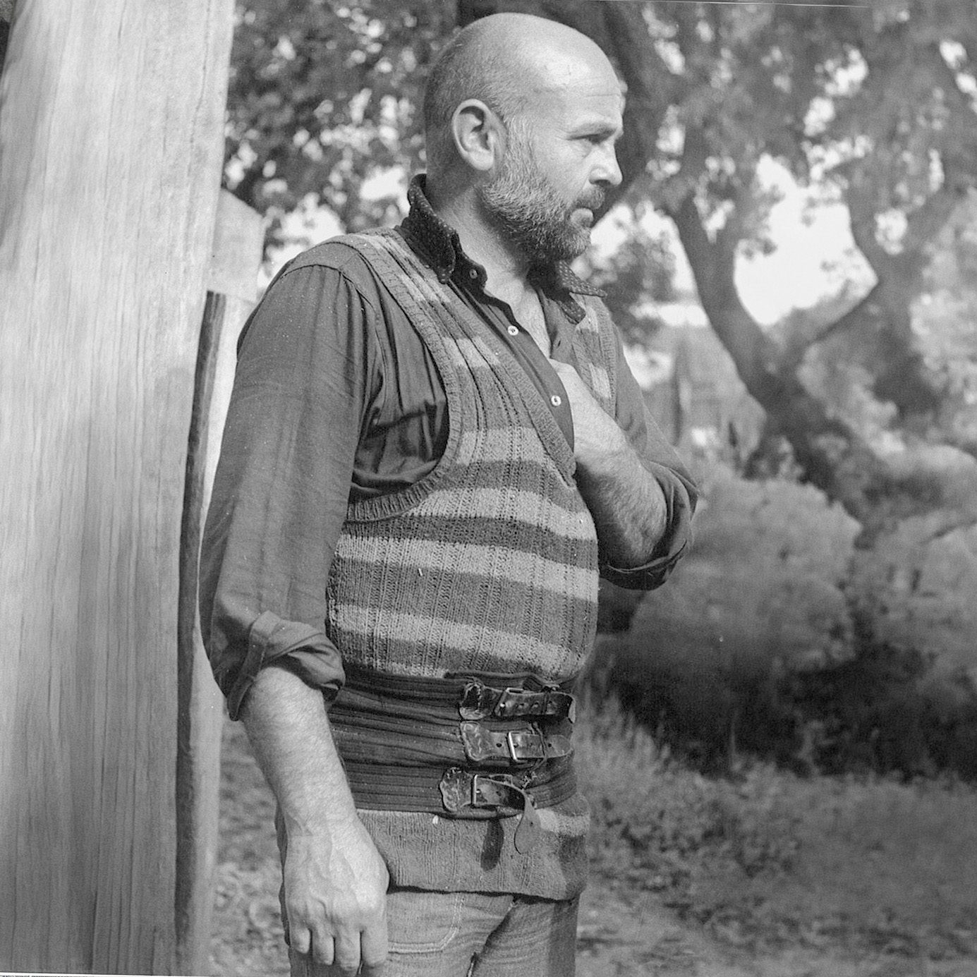 Portret al lui George Apostu în grădina de la Băneasa, 1974