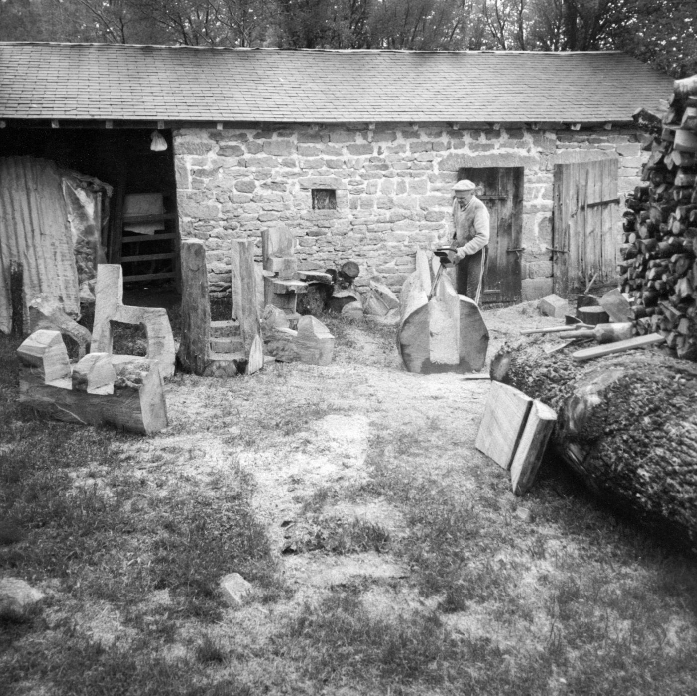 George Apostu lucrând în curtea atelierului, Orluc, Limousin, Franța, 1986