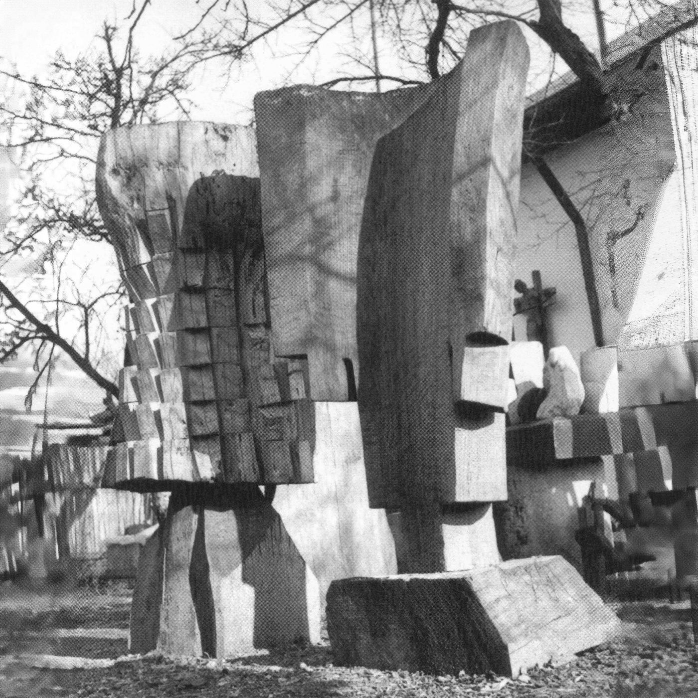 Sculpturi în lemn din ciclul Tați și fii în grădina de la Băneasa, 1978