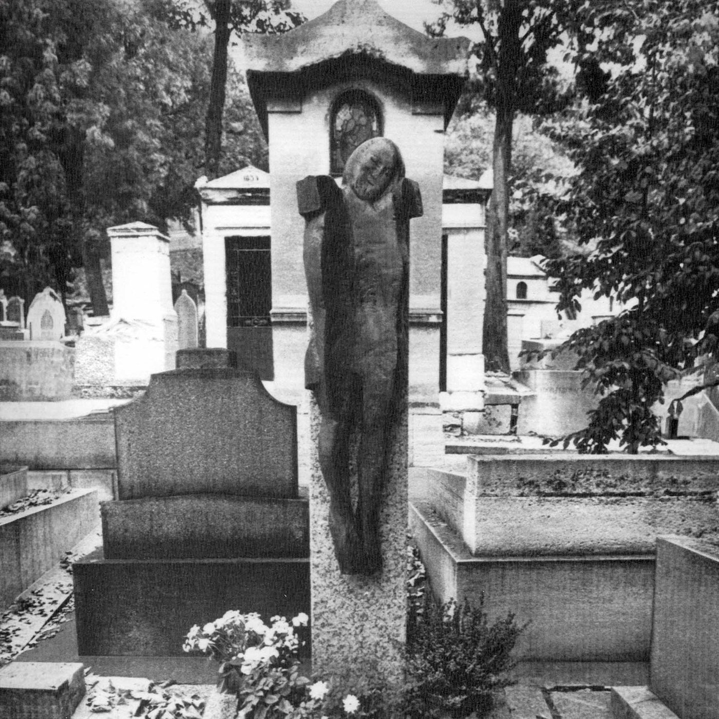 Mormântul lui George Apostu din Cimitirul Père-Lachaise, Paris, cu un Crist sculptat în lemn