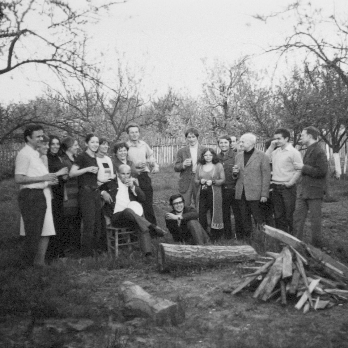 Grup de graficieni în grădina lui George Apostu de la Băneasa, 1978
