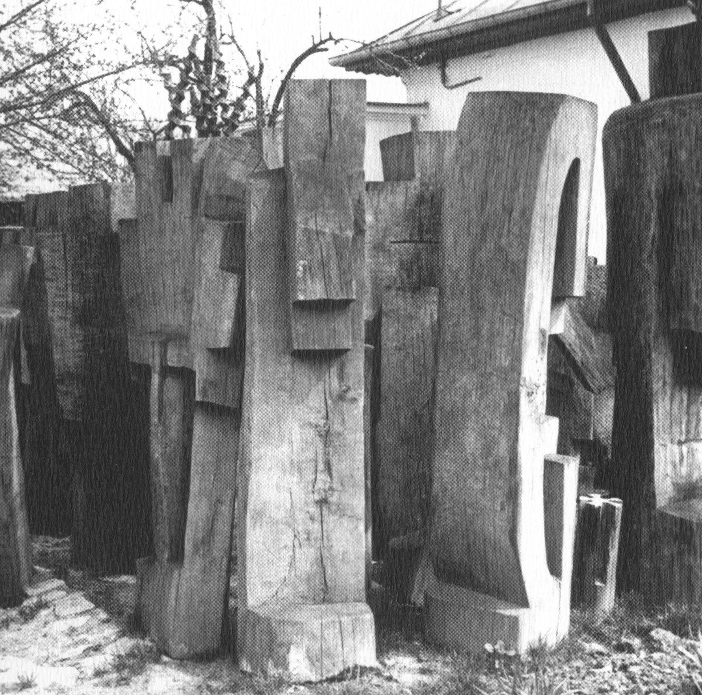 Sculpturi în lemn în grădina din Băneasa, 1974