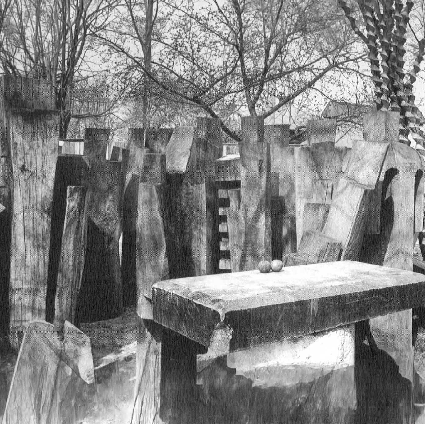 Sculpturi în lemn în grădina din Băneasa, 1974