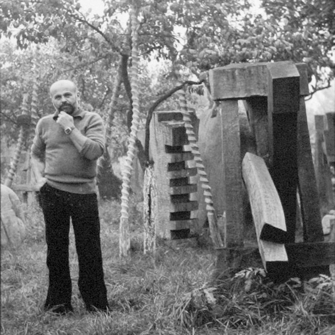 George Apostu printre sculpturi în grădina din Băneasa, 1978