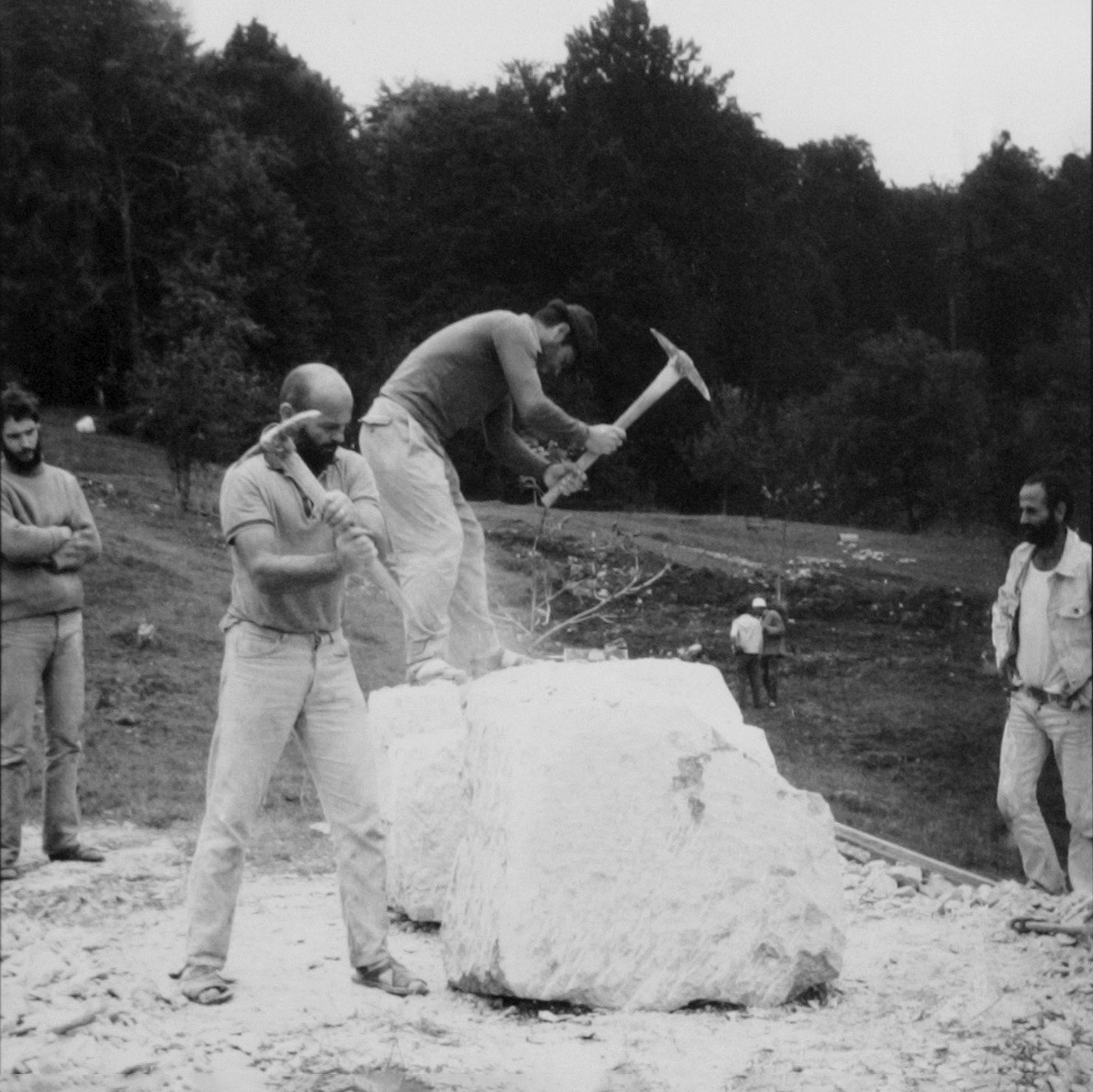 George Apostu și Napoleon Tiron lucrând un bloc de piatră în tabăra de la Măgura, 1970
