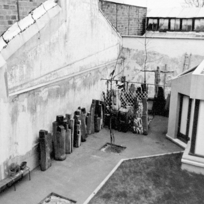 Curtea atelierului din Rue des Prairies, Paris, cu sculpturi în lemn, 1985